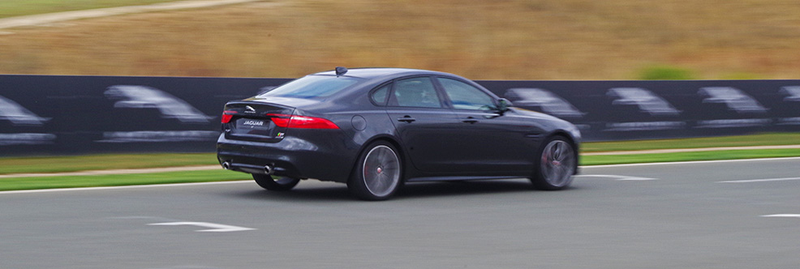 Illustration for article titled The 2016 Jaguar XF Is One Good Gimmick Short Of Perfection